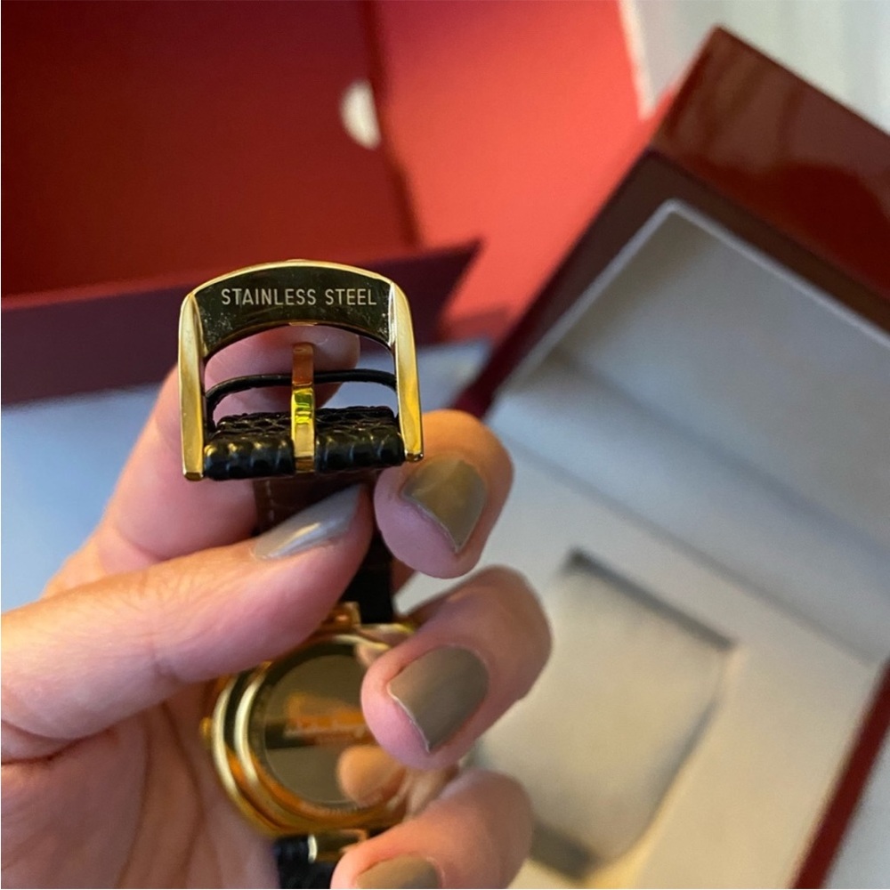 SOLD.Salvatore Ferragamo classic timeless Watch - Picture 5 of 15